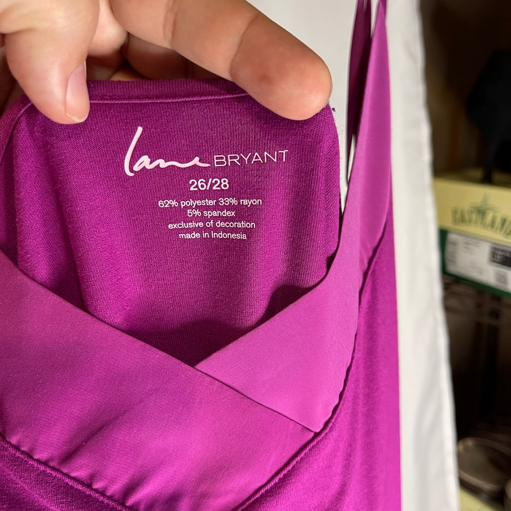 V-neck cami with delicate neckline detail - Picture 5 of 7
